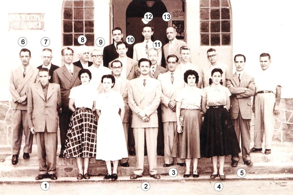 Muito boa a colaboração que recebo do amigo Humberto Lanza. Uma foto da década de 1950 mostra o então prefeito Onofre Gosuen  à frente de um grupo de funcionários da prefeitura. Conforme os números, aparecem os que foram identificados: l) José Osmar Leite
